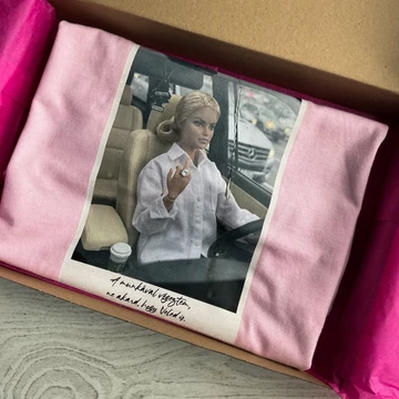 Pink Malibu póló – „A munkával végeztem, ne akard, hogy veled is” grafika